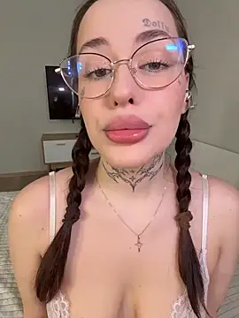 Snapshot of fuckdoll_18 chatting on 10-23-25, 09:08 fuckdoll 18 online show from 10-23-25, 09:08