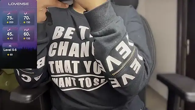 Snapshot of Spice-Summi chatting on 12-08-24, 01:36 Spice-Summi online show from 12-08-24, 01:36