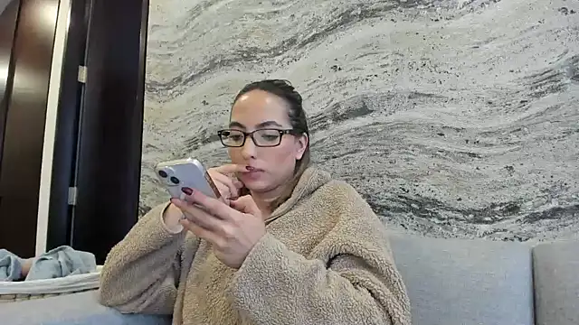 Snapshot of Sophi__a chatting on 02-19-25, 11:04 Sophi a online show from 02-19-25, 11:04