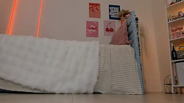 Lily Young online show from 10-20-25, 05:08