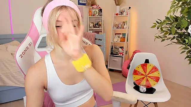 Lily Young online show from 10-29-25, 06:15