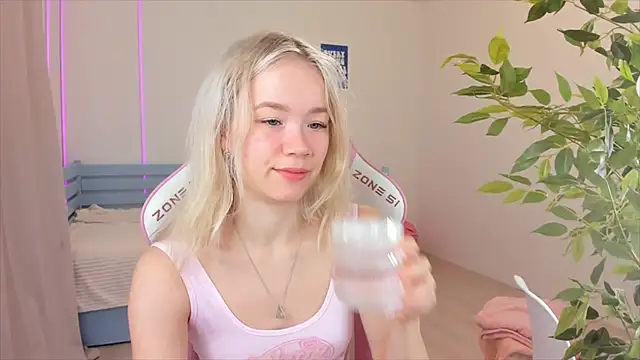 Lily Young online show from 12-05-25, 03:37