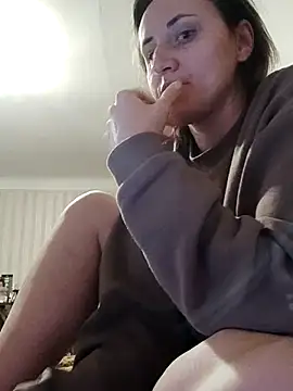 Snapshot of emeli_moon chatting on 11-02-25, 12:02 emeli moon online show from 11-02-25, 12:02