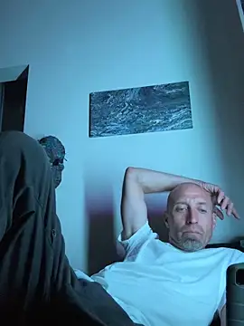 Snapshot of El_Gizmo chatting on 10-25-25, 07:16 El Gizmo online show from 10-25-25, 07:16