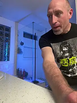 El Gizmo online show from 12-21-25, 03:57