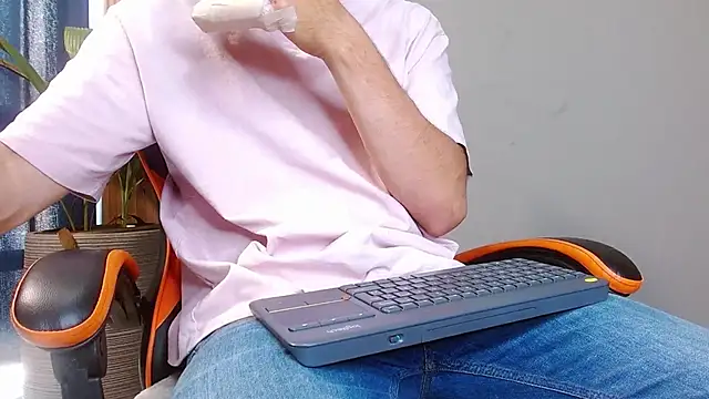 Snapshot of Mr_WhiteCock chatting on 10-19-25, 07:36 Mr WhiteCock online show from 10-19-25, 07:36