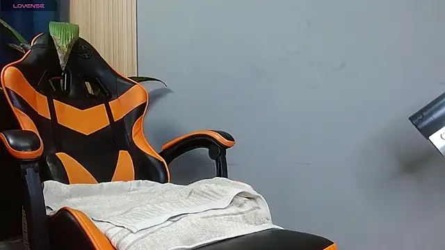 Snapshot of Mr_WhiteCock chatting on 10-23-25, 12:21 Mr WhiteCock online show from 10-23-25, 12:21