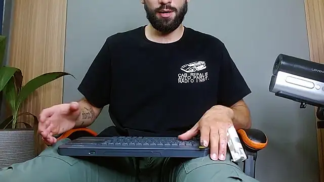 Snapshot of Mr_WhiteCock chatting on 10-28-25, 11:18 Mr WhiteCock online show from 10-28-25, 11:18