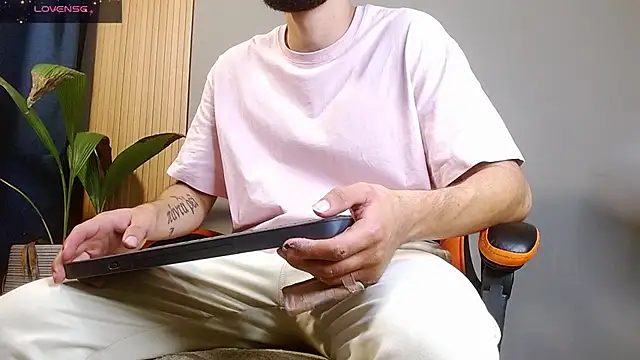 Snapshot of Mr_WhiteCock chatting on 10-31-25, 11:50 Mr WhiteCock online show from 10-31-25, 11:50