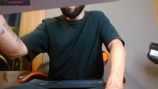 Snapshot of Mr_WhiteCock chatting on 11-02-25, 12:13 Mr WhiteCock online show from 11-02-25, 12:13