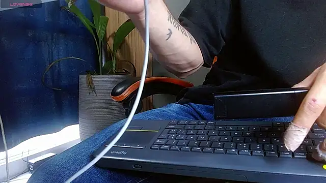 Snapshot of Mr_WhiteCock chatting on 11-03-25, 08:21 Mr WhiteCock online show from 11-03-25, 08:21