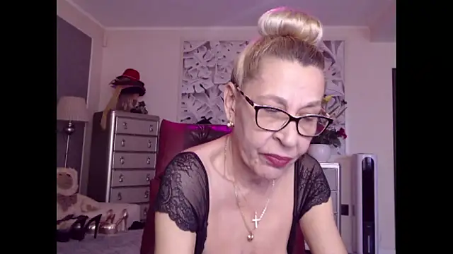 Snapshot of HornyMilf_555 chatting on 10-13-25, 10:59 HornyMilf 555 online show from 10-13-25, 10:59