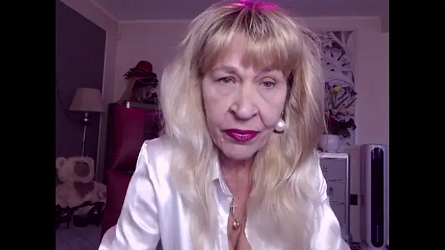 Snapshot of HornyMilf_555 chatting on 10-17-25, 07:55 HornyMilf 555 online show from 10-17-25, 07:55