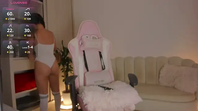 Snapshot of LittleSofia_ chatting on 10-18-25, 03:20 LittleSofia online show from 10-18-25, 03:20