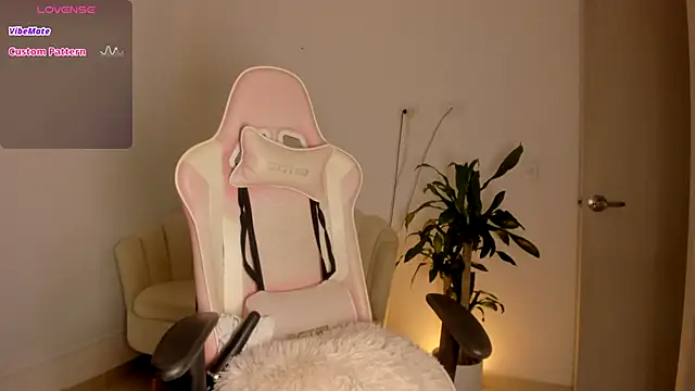 Snapshot of LittleSofia_ chatting on 11-02-25, 02:25 LittleSofia online show from 11-02-25, 02:25