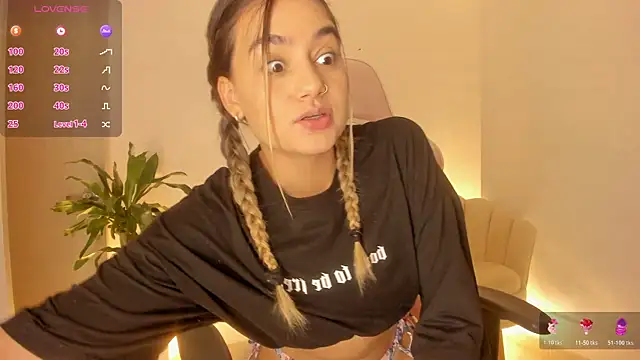 Snapshot of LittleSofia_ chatting on 11-04-25, 02:54 LittleSofia online show from 11-04-25, 02:54