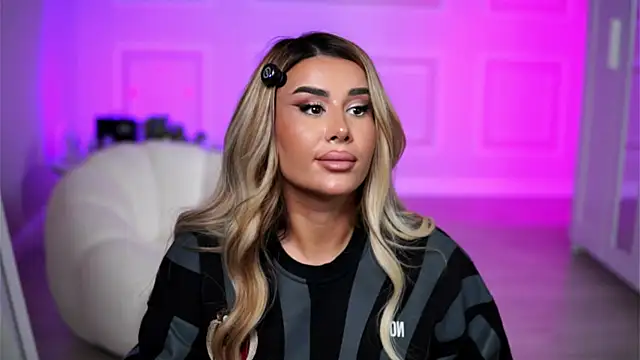 Snapshot of EvaZane chatting on 10-26-25, 08:15 EvaZane online show from 10-26-25, 08:15