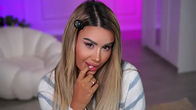 Snapshot of EvaZane chatting on 10-27-25, 08:35 EvaZane online show from 10-27-25, 08:35