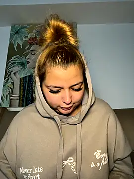 AllysonK online show from 10-22-25, 04:51