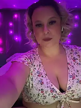 Snapshot of GinAnnTonic chatting on 12-14-24, 01:28 GinAnnTonic online show from 12-14-24, 01:28