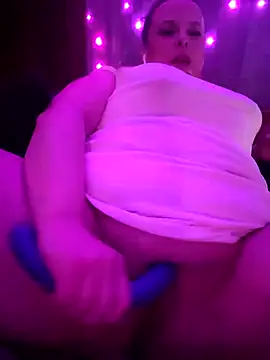 Snapshot of GinAnnTonic chatting on 02-05-25, 08:57 GinAnnTonic online show from 02-05-25, 08:57