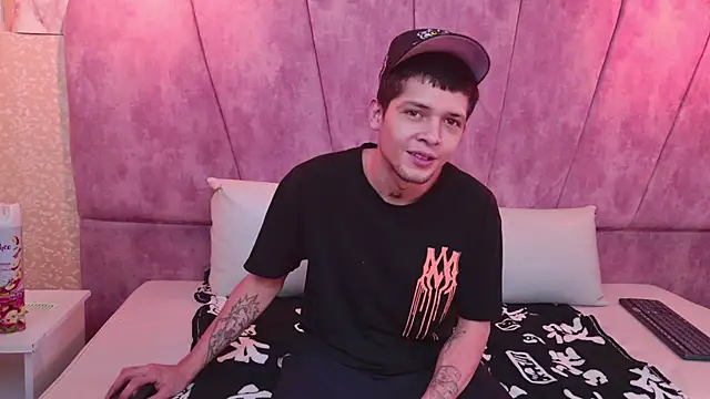 Snapshot of kendalltaylorr chatting on 10-28-25, 12:19 kendalltaylorr online show from 10-28-25, 12:19