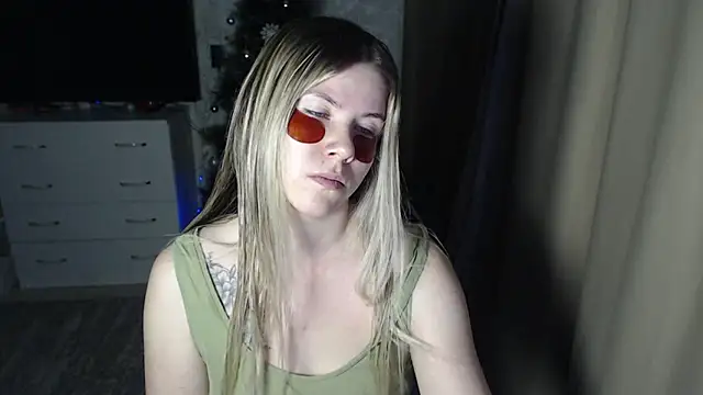 Snapshot of MelissaXKinky chatting on 12-22-24, 06:15 MelissaXKinky online show from 12-22-24, 06:15