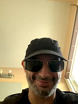 Snapshot of hailzeffn chatting on 10-17-25, 03:25 hailzeffn online show from 10-17-25, 03:25