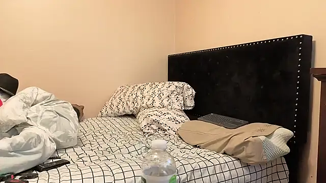 Snapshot of hailzeffn chatting on 10-22-25, 07:13 hailzeffn online show from 10-22-25, 07:13