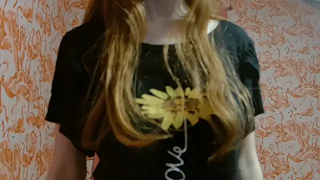 Snapshot of strawberrysmoothie chatting on 09-18-25, 02:35 strawberrysmoothie online show from 09-18-25, 02:35