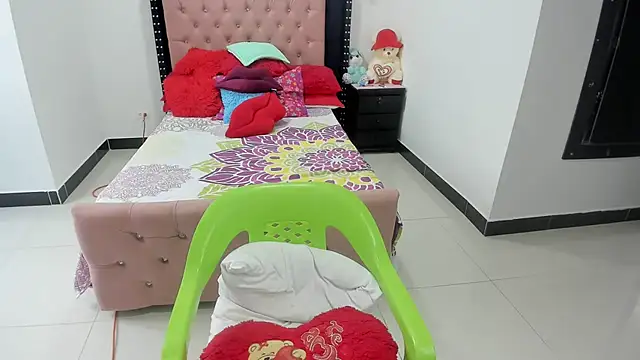 Karoline Moore online show from 01-25-25, 05:51