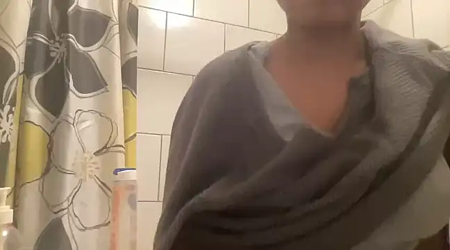 Snapshot of MommyConfident chatting on 12-05-24, 10:01 MommyConfident online show from 12-05-24, 10:01