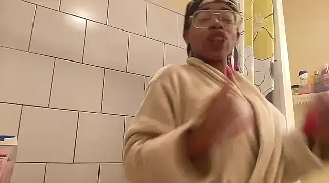 Snapshot of MommyConfident chatting on 01-08-25, 12:28 MommyConfident online show from 01-08-25, 12:28