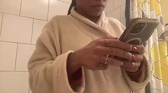 Snapshot of MommyConfident chatting on 02-01-25, 01:34 MommyConfident online show from 02-01-25, 01:34