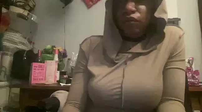 Snapshot of MommyConfident chatting on 02-18-25, 04:48 MommyConfident online show from 02-18-25, 04:48