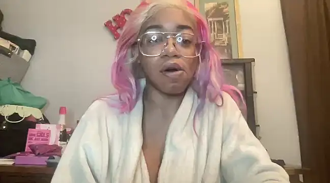 Snapshot of MommyConfident chatting on 03-03-25, 12:04 MommyConfident online show from 03-03-25, 12:04