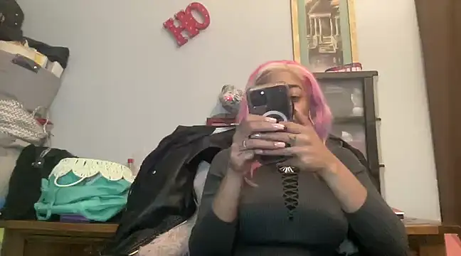 Snapshot of MommyConfident chatting on 03-06-25, 06:19 MommyConfident online show from 03-06-25, 06:19