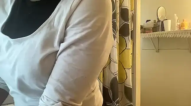 Snapshot of MommyConfident chatting on 03-06-25, 07:43 MommyConfident online show from 03-06-25, 07:43