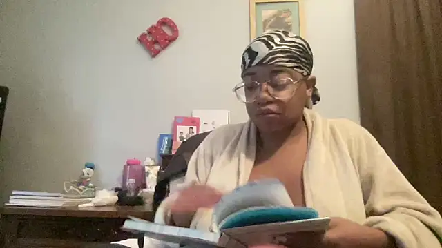 Snapshot of MommyConfident chatting on 10-28-25, 01:03 MommyConfident online show from 10-28-25, 01:03