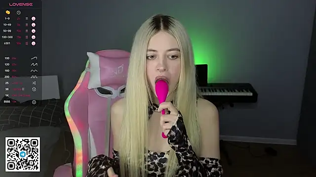 Snapshot of mybunnywendy chatting on 02-08-25, 03:21 mybunnywendy online show from 02-08-25, 03:21