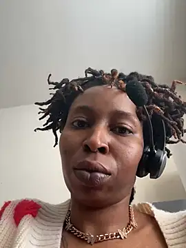 Snapshot of LeyaHoneybuns chatting on 03-12-25, 04:35 LeyaHoneybuns online show from 03-12-25, 04:35