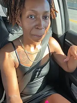 Snapshot of LeyaHoneybuns chatting on 11-16-25, 04:01 LeyaHoneybuns online show from 11-16-25, 04:01