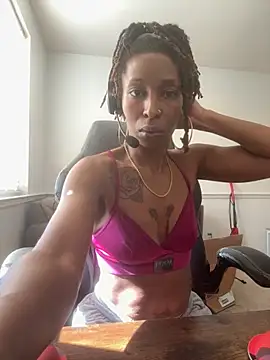 Snapshot of LeyaHoneybuns chatting on 11-17-25, 05:19 LeyaHoneybuns online show from 11-17-25, 05:19