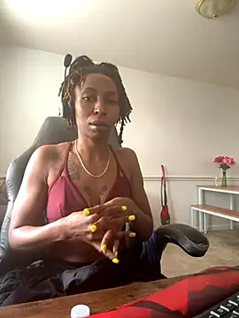 Snapshot of LeyaHoneybuns chatting on 11-18-25, 04:55 LeyaHoneybuns online show from 11-18-25, 04:55