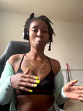 Snapshot of LeyaHoneybuns chatting on 11-19-25, 07:25 LeyaHoneybuns online show from 11-19-25, 07:25