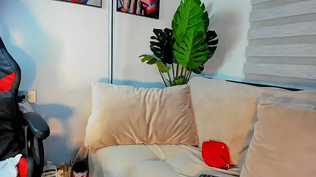 YalexaVelez online show from 10-17-25, 02:48