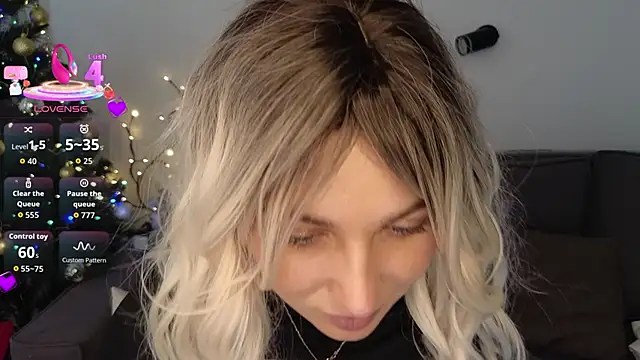 Snapshot of Yoda21 chatting on 12-15-25, 12:42 Yoda21 online show from 12-15-25, 12:42