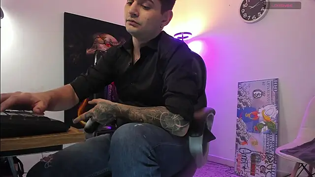 Snapshot of Nicolas_Fellener chatting on 11-26-25, 03:07 Nicolas Fellener online show from 11-26-25, 03:07