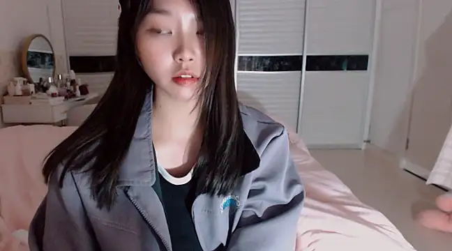 Snapshot of -Lucky_Girl chatting on 02-19-25, 02:55 -Lucky Girl online show from 02-19-25, 02:55