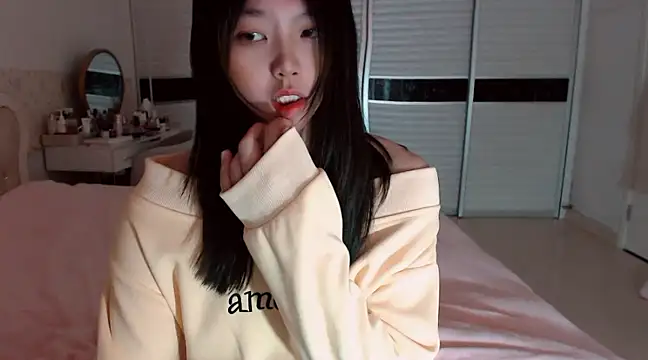 Snapshot of -Lucky_Girl chatting on 02-26-25, 01:53 -Lucky Girl online show from 02-26-25, 01:53